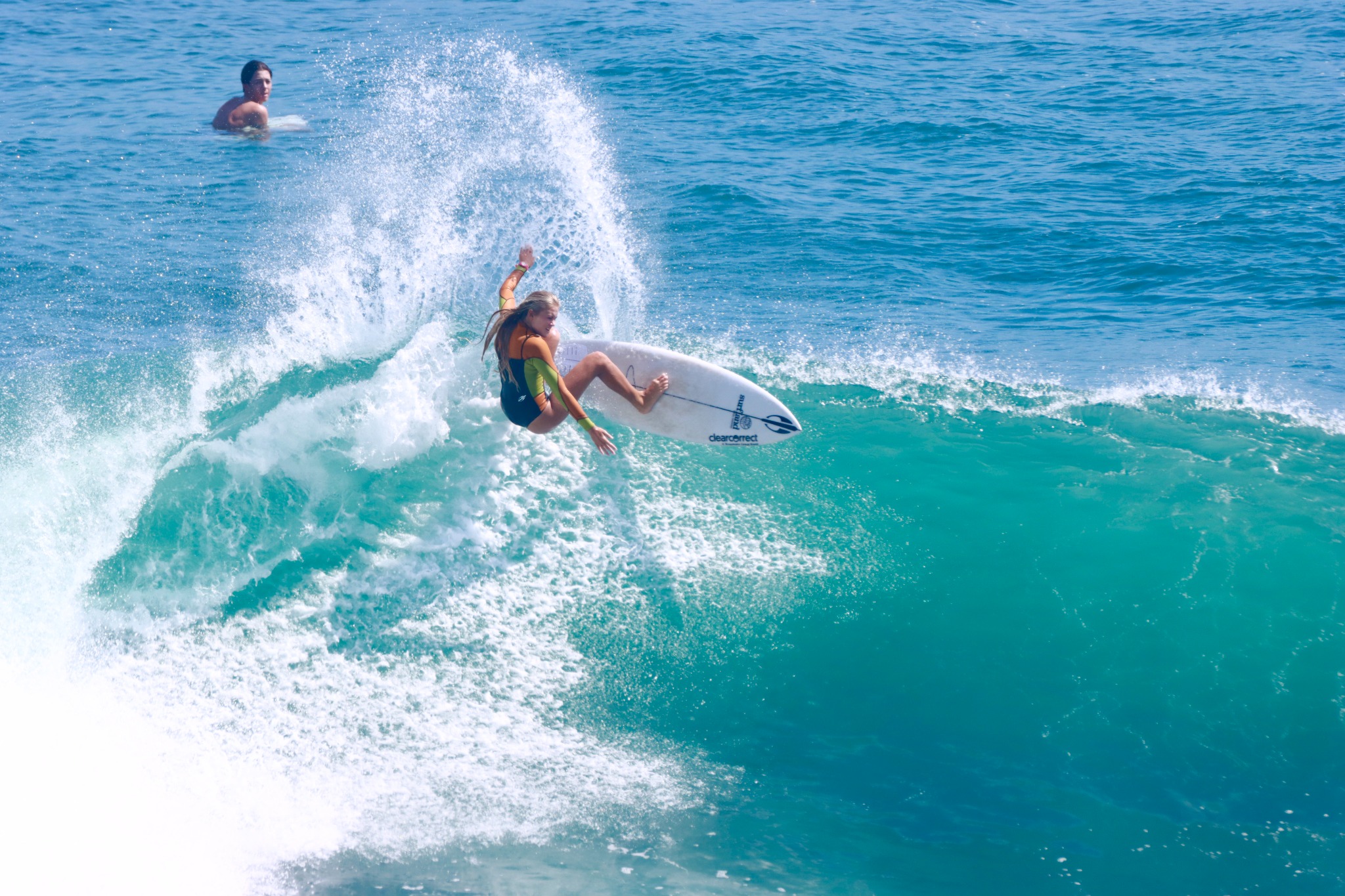 Surfista realizando uma manobra nas ondas de Garopaba