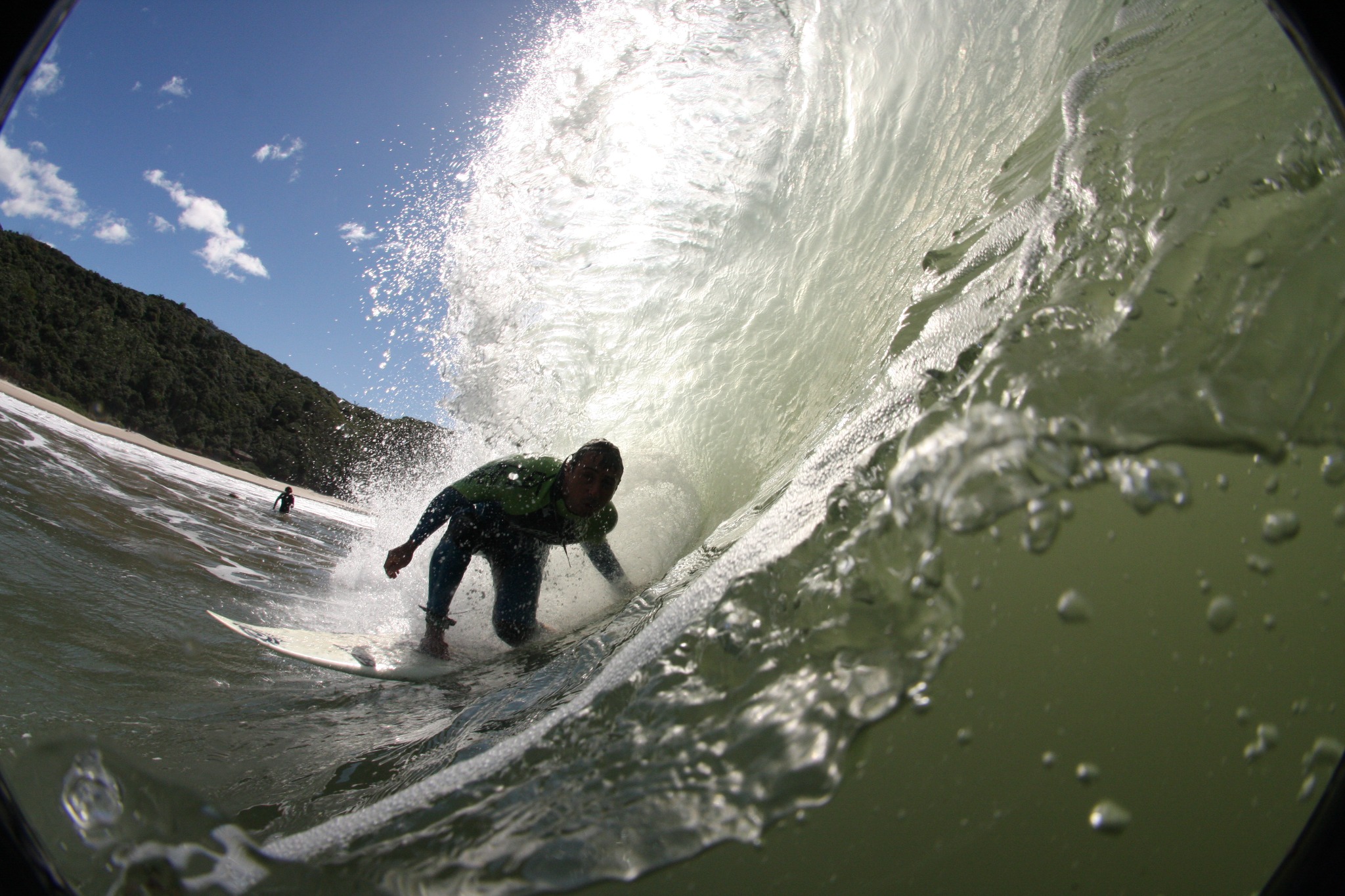 Surfista dentro de uma onda na Praia do Rosa